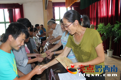 圖為<a href=http://m.granfondonewengland.com/news/anlong/ target=_blank class=infotextkey>安龍縣</a>“金秋助學(xué)”助學(xué)金發(fā)放儀式現(xiàn)場(chǎng).JPG