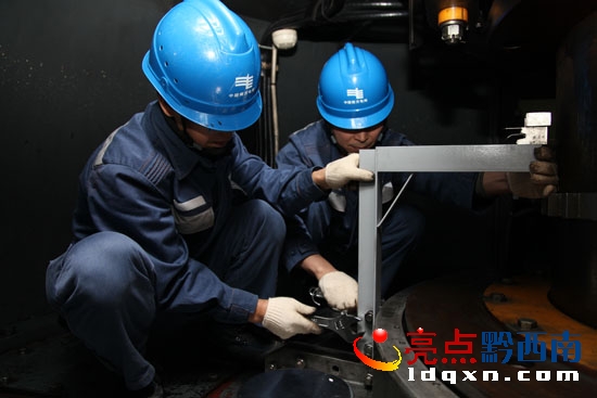 圖為檢修中心繼電保護班按照文明檢修要求開展4號機轉子大軸接地裝置安裝工作 副本副本.jpg