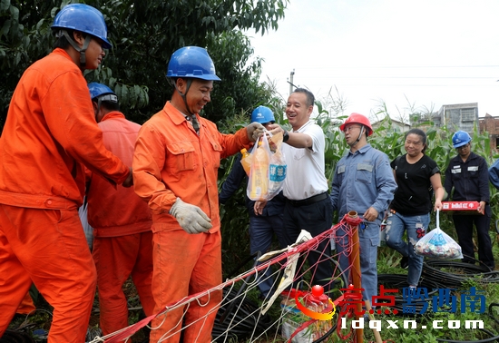 興義供電局工會組織慰問一線搶修員工(盧關文 攝) (2).JPG