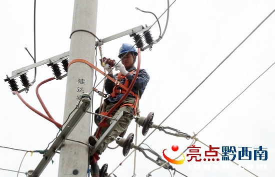 供電線路搶修工作中(盧關文 攝) (1).JPG