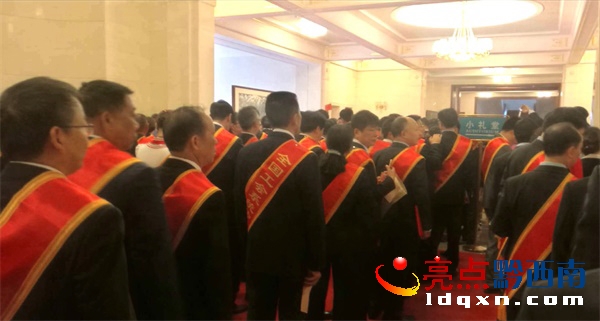 興義供電局龍福剛在北京人民大會(huì)堂領(lǐng)“全國五一勞動(dòng)獎(jiǎng)?wù)?rdquo; (3).jpg