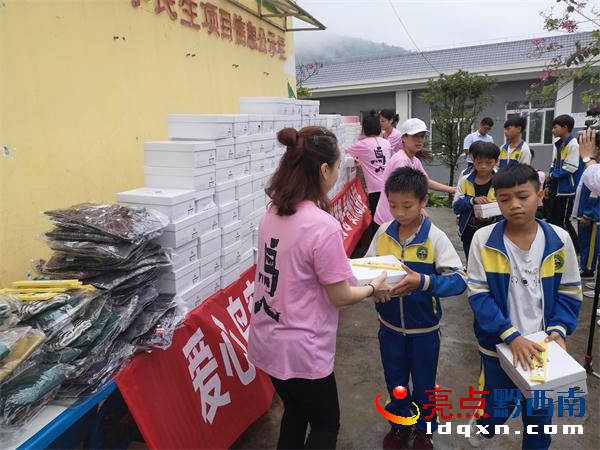 圖2:愛心企業(yè)志愿者向留守兒童和貧困學(xué)生發(fā)放愛心物資. (1).jpg